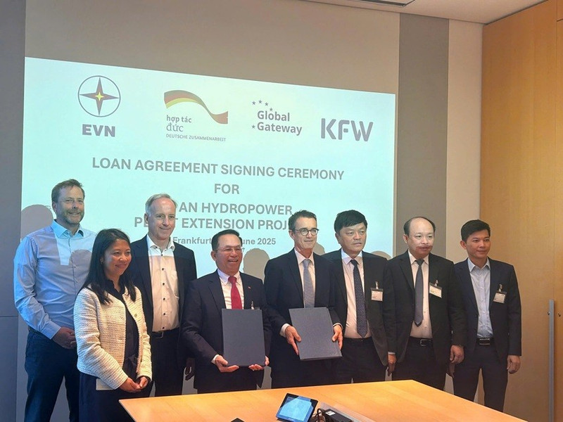 Les représentants de la direction du Groupe Électricité du Vietnam (EVN) et de la Banque allemande de développement (KfW) concluent l’accord de prêt. Photo : EVN.