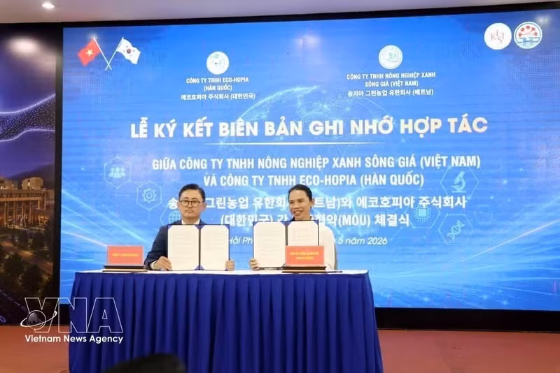 Signature d'un protocole d'accord de coopération entre la société Eco Hopia (République de Corée) et la coopérative d'investissement et de développement Song Gia (Hai Phong). Photo : VNA.