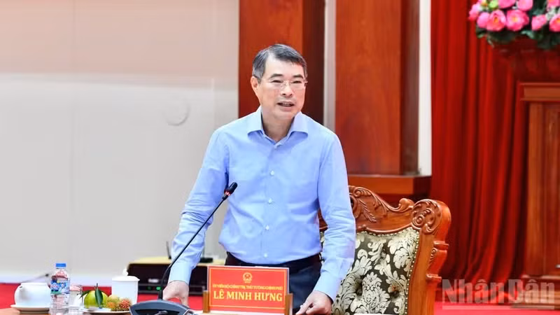 Le Premier ministre Le Minh Hung prend la parole lors de la séance de travail avec la permanence du Comité provincial du Parti à Dong Thap. Photo : Nhân Dân.