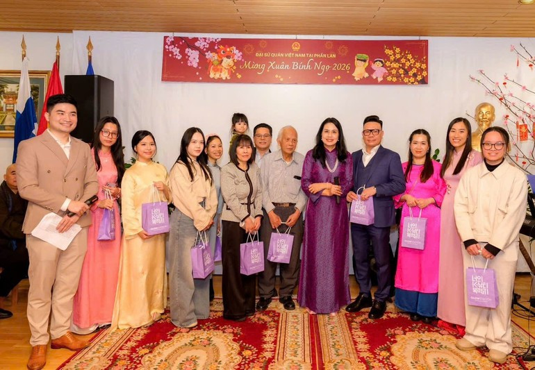 L’ambassadrice Pham Thi Thanh Binh remet des cadeaux aux délégués participant au programme « Xuan Que Huong » (Printemps du pays natal). Photo : l’Ambassade du Vietnam en Finlande.