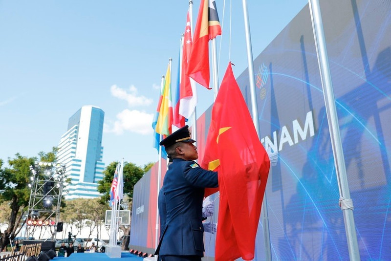Le drapeau national du Vietnam a été hissé à Hua Mark Indoor Stadium de Bangkok. Photo : VNA.