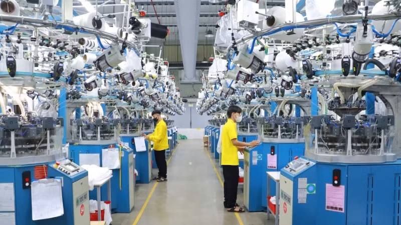 Dans une usine de production. Photo : VNA.
