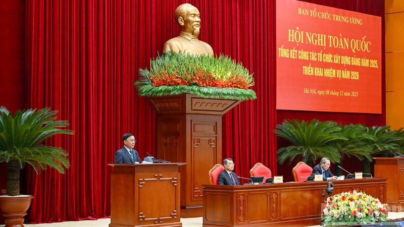 Tran Cam Tu, membre du Bureau politique et permanent du Secrétariat du Parti communiste du Vietnam (PCV), préside la conférence. Photo : NDEL.