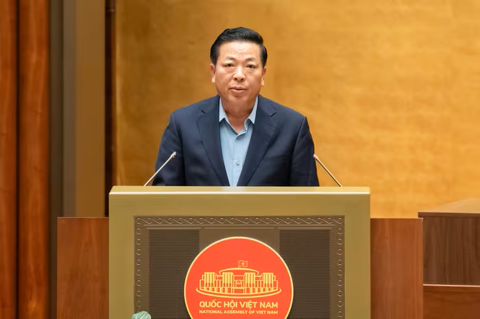 Le ministre de la Construction, Trân Hông Minh s'exprime à la session. Photo : Quochoi.