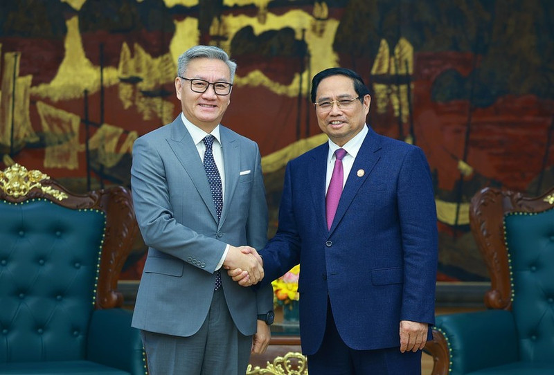 Le Premier ministre Pham Minh Chinh (droite) et le ministre lao des Affaires étrangères Thongsavanh Phomvihane. Photo: VNA.