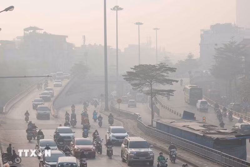 Les rues de Hanoï enveloppées d'un épais brouillard de pollution. Photo : VNA.
