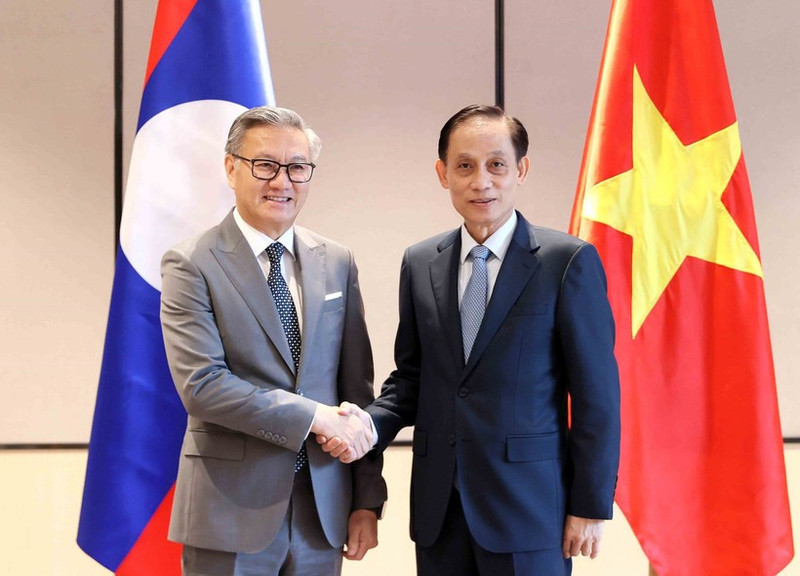 Le ministre vietnamien des AE Lê Hoài Trung (droite) et son homologue lao Thongsavanh Phomvihane. Photo: VNA.