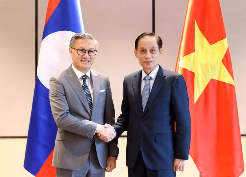 Le ministre vietnamien des AE Lê Hoài Trung (droite) et son homologue lao Thongsavanh Phomvihane. Photo: VNA.