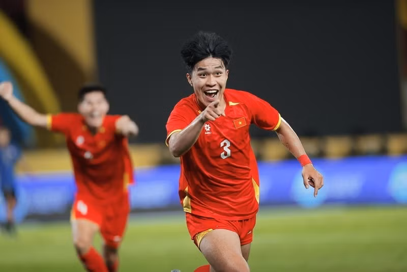 Le joueur Ly Duc célèbre le deuxième but de la sélection vietnamienne. Photo: VNA.