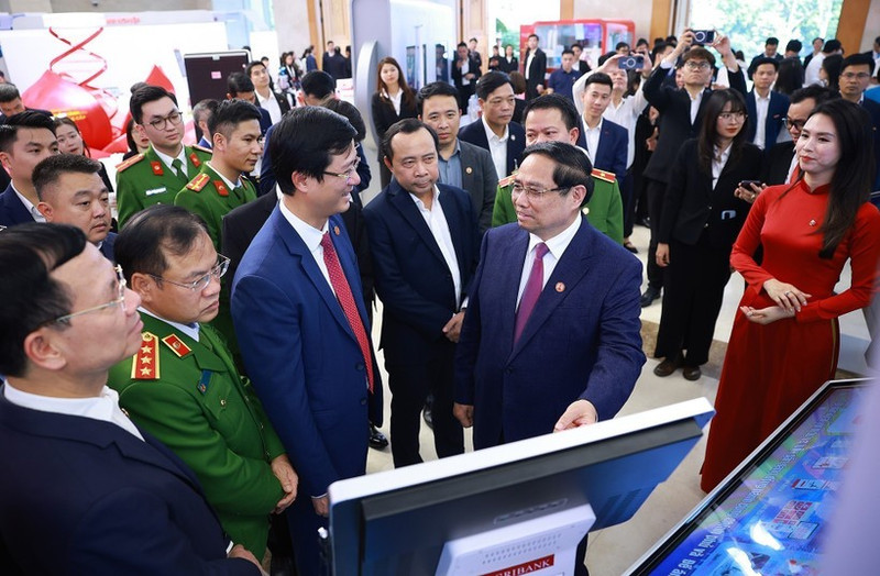 Le Premier ministre Pham Minh Chinh visite une exposition sur le développement des sciences et des technologies, l'innovation et la transformation numérique. Photo: VNA.