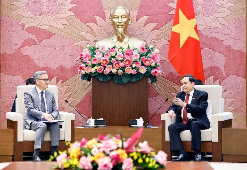 Le président de l'Assemblée nationale (AN) du Vietnam Trân Thanh Mân (droite) reçoit le ministre lao des Affaires étrangères Thongsavanh Phomvihane. Photo: VNA.