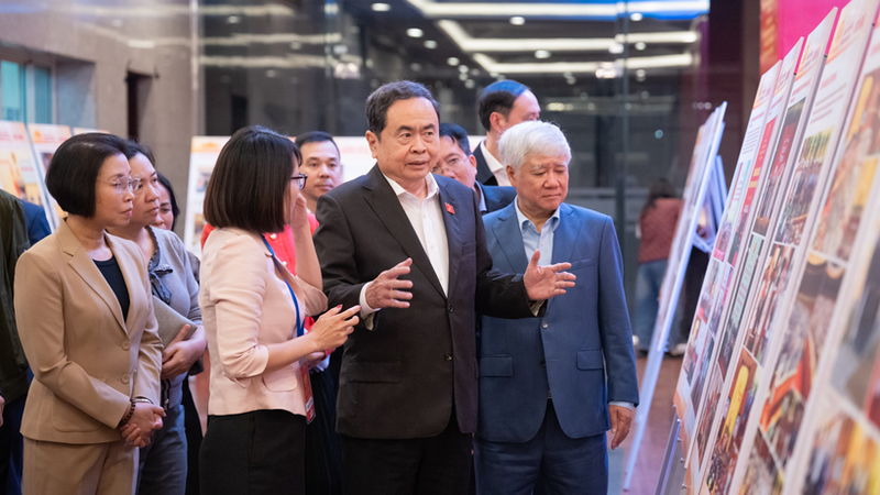 Le président de l’Assemblée nationale (AN), Tran Thanh Man, inspecte l’espace d’exposition photographique sur les activités de l’AN en préparation de la cérémonie de remise des prix. Photo : Quochoi.