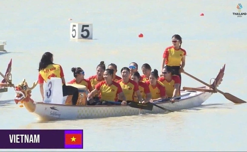 L'équipe féminine vietnamienne de bateau-dragon remporte la médaille d'or de la course de 200 m à 10 personnes aux SEA Games 33. Photo : The thao Viet Nam.