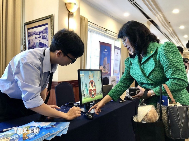 Des entreprises touristiques présentent des produits et services technologiques lors d’un événement de promotion du tourisme 2025-2030. Photo : VNA.