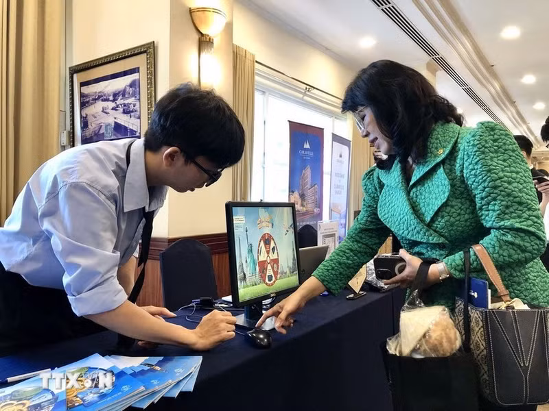 Des entreprises touristiques présentent des produits et services technologiques lors d’un événement de promotion du tourisme 2025-2030. Photo : VNA.
