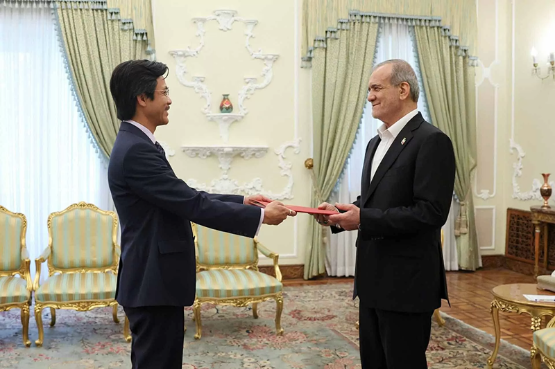L'ambassadeur du Vietnam en Iran, Nguyên Luong Ngoc (gauche) présente ses lettres de créance au président iranien Masoud Pezeshkian. Photo : VNA.
