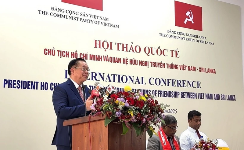 M. Nguyen Trong Nghia s'exprime lors du séminaire sur le président Hô Chi Minh et l'amitié traditionnelle entre le Vietnam et le Sri Lanka. Photo : VNA.