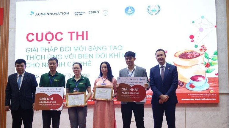 Remise des prix du concours « Solutions innovantes d’adaptation au changement climatique pour le secteur du café ». Photo : Comité d’organisation.