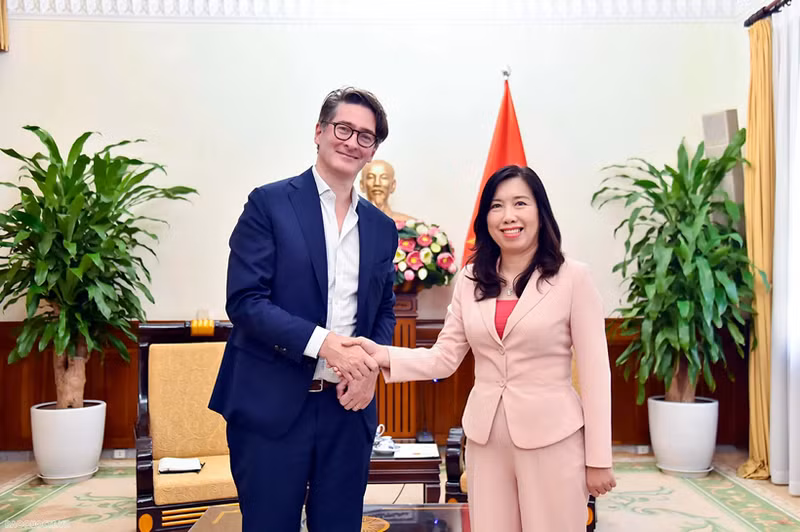 La vice-ministre vietnamienne des Affaires étrangères, Le Thi Thu Hang, reçoit le rédacteur en chef de Bloomberg, John Fraher. Photo : Baoquocte.