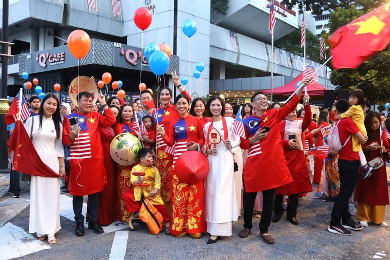 Des Vietnamiens lors des activités marquant le 80e anniversaire de la Fête nationale du Vietnam à Kuala Lumpur (Malaisie). Photo : VNA.