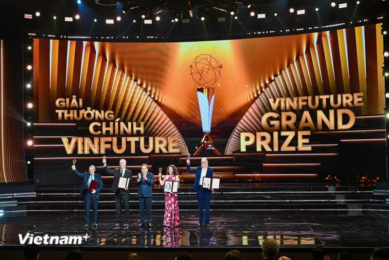 Le Grand Prix VinFuture 2025 est décerné à quatre scientifiques, dont le Dr Douglas R. Lowy, le Dr John T. Schiller, le Dr Aimée R. Kreimer et la professeure Maura L. Gillison (États-Unis), pour leurs découvertes et le développement de vaccins contre le VPH pour la prévention des tumeurs causées par les papillomavirus humains. Photo: VNA.