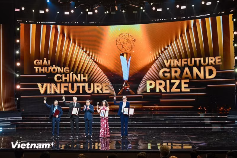 Le Grand Prix VinFuture 2025 est décerné à quatre scientifiques, dont le Dr Douglas R. Lowy, le Dr John T. Schiller, le Dr Aimée R. Kreimer et la professeure Maura L. Gillison (États-Unis), pour leurs découvertes et le développement de vaccins contre le VPH pour la prévention des tumeurs causées par les papillomavirus humains. Photo: VNA.