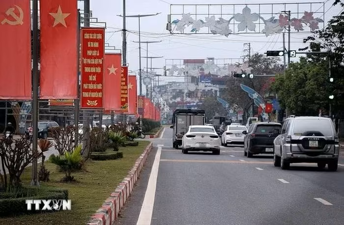 La rue Chi Lang, dans le quartier de Hoa Binh, se pare de drapeaux, de fleurs et d’affiches pour célébrer le XIVe Congrès du Parti. Photo : VNA.