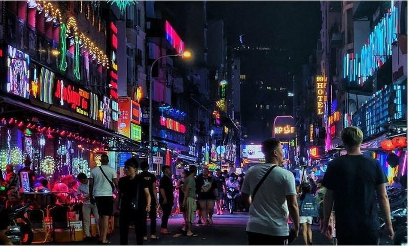 Des expositions d’art aux rues piétonnes, Hô Chi Minh-Ville s’illumine grâce au tourisme nocturne. Photo: Thanhnien.