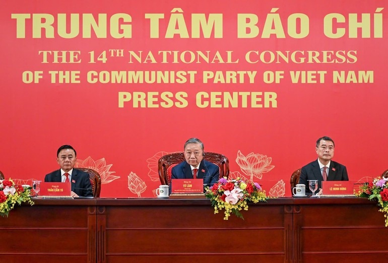 Le secrétaire général du Parti To Lam (centre) lors de la conférence de presse internationale sur les résultats du XIVe Congrès national du Parti, à Hanoï, le 23 janvier. Photo : Dang Khoa.