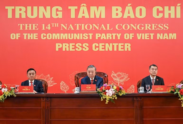 Le secrétaire général du Parti To Lam (centre) lors de la conférence de presse internationale sur les résultats du XIVe Congrès national du Parti, à Hanoï, le 23 janvier. Photo : Dang Khoa.