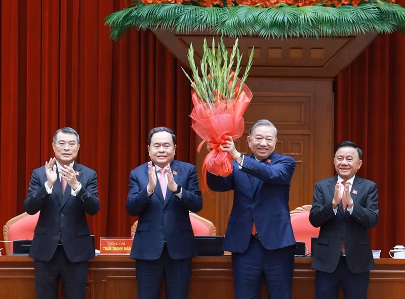 Le XIVe Comité central du Parti élit à l'unanimité To Lam au poste de secrétaire général. Photo : VNA.