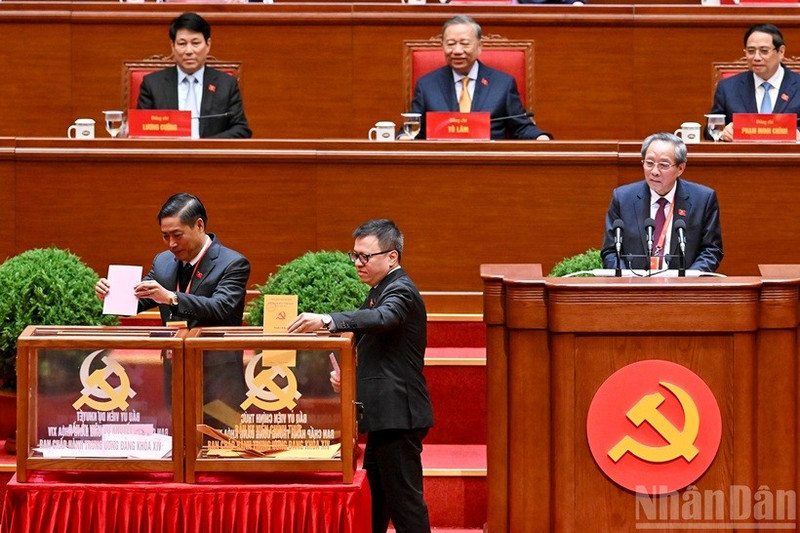 Des délégués votent pour l'élection du Comité central du Parti communiste du Vietnam du XIVe mandat. Photo : NDEL.