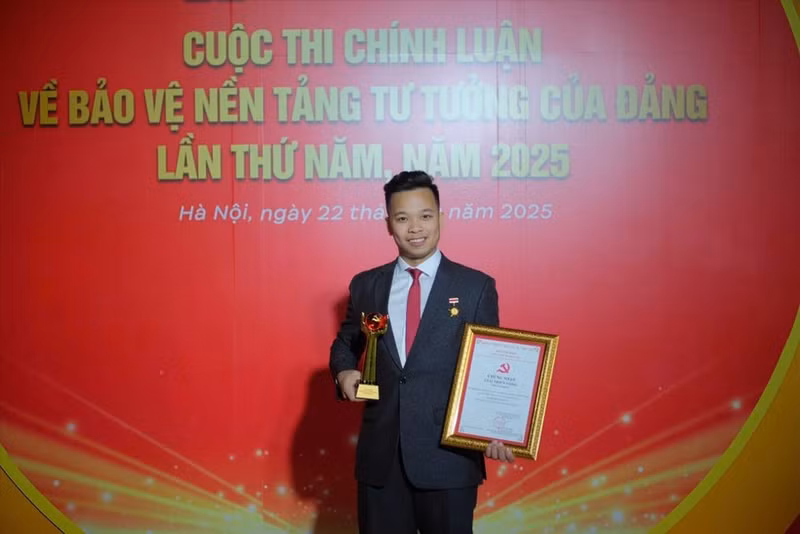 Le professeur associé Dr. Tran Le Hung, enseignant à l’École des ingénieurs de la ville de Paris (EIVP), remporte le prix de l'espoir lors du concours d'écriture pour protéger le fondement idéologique du Parti 2025. Photo : VNA.