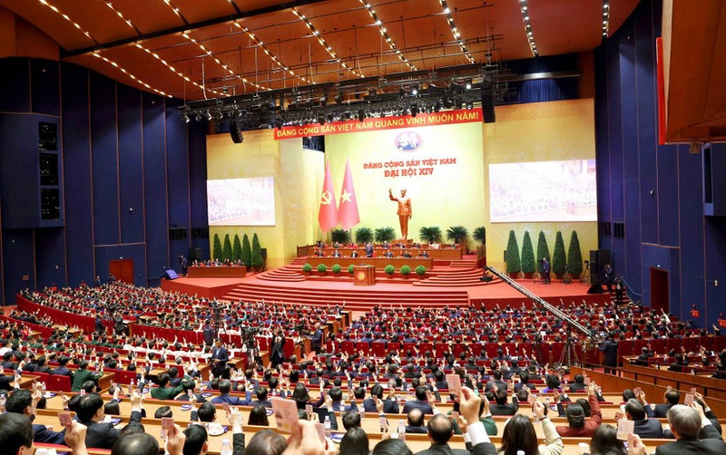 Le Congrès procède au vote pour l’adoption de la liste des membres du Comité central du Parti du XIVe mandat. Photo : VNA.