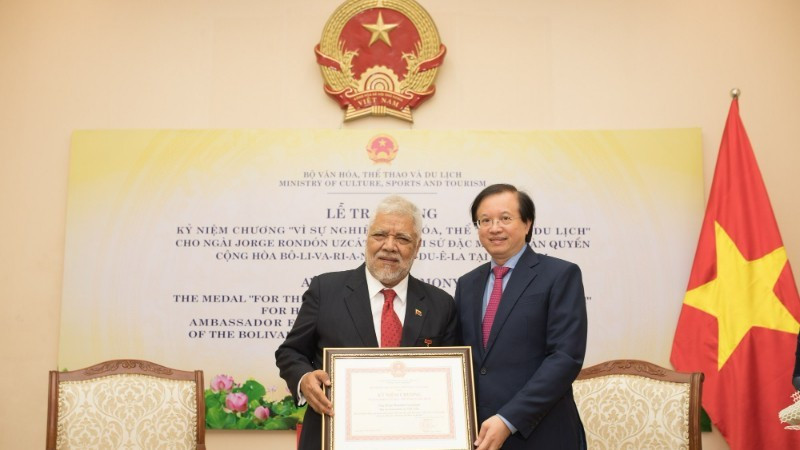 Le vice-ministre de la Culture, des Sports et du Tourisme Ta Quang Dong remet l’insigne « Pour la cause de la Culture, des Sports et du Tourisme » à l’ambassadeur du Venezuela Jorge Rondon Uzcategui, à l’occasion de la fin de son mandat. Photo : Ministère de la Culture, des Sports et du Tourisme.
