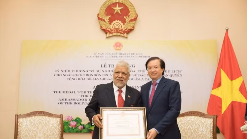 Le vice-ministre de la Culture, des Sports et du Tourisme Ta Quang Dong remet l’insigne « Pour la cause de la Culture, des Sports et du Tourisme » à l’ambassadeur du Venezuela Jorge Rondon Uzcategui, à l’occasion de la fin de son mandat. Photo : Ministère de la Culture, des Sports et du Tourisme.