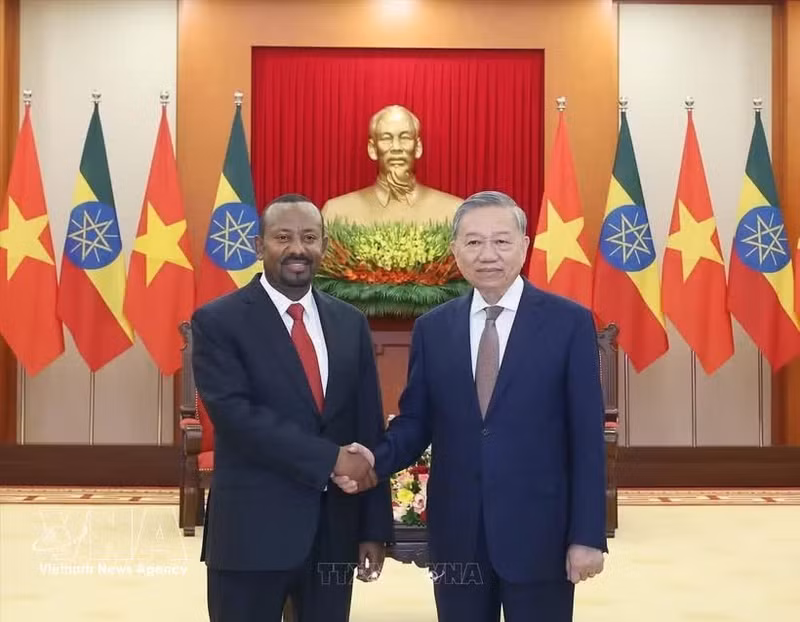 Le secrétaire général du Parti communiste du Vietnam (PCV), To Lam (à droite), et le président du Parti de la Prospérité et Premier ministre éthiopien, Abiy Ahmed Ali (15 avril 2025). Photo : VNA.