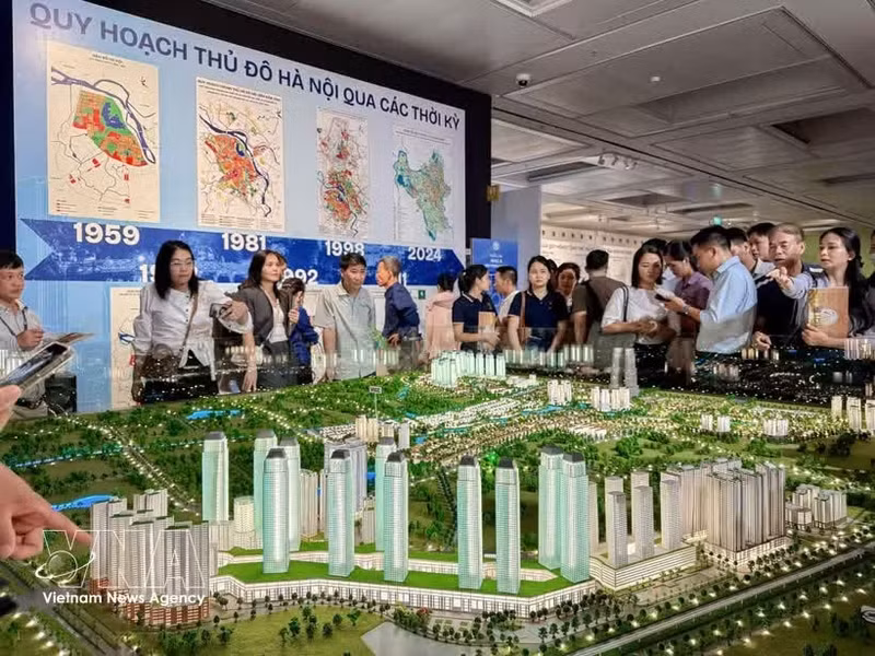 L'exposition sur le Plan directeur de la capitale à l’horizon de 100 ans attire les foules. Photo : VNA.