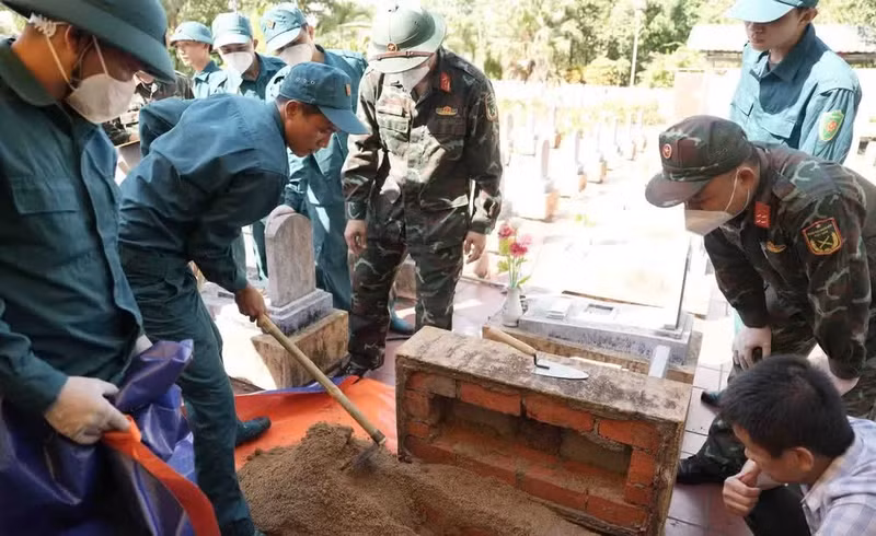 Les équipes procèdent au prélèvement d’échantillons, à la numérisation des informations et à la remise des échantillons provenant des restes de martyrs au cimetière des martyrs de Cam Lo. Photo : H.M.
