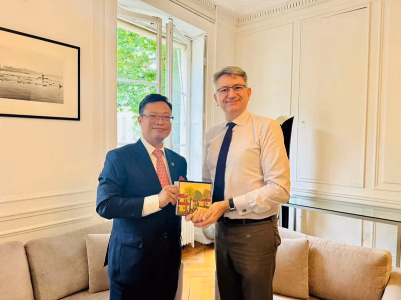 L’ambassadeur du Vietnam en France, Trinh Duc Hai, et Axel Cruau, conseiller diplomatique du Premier ministre français. Photo : Ambassade du Vietnam en France.