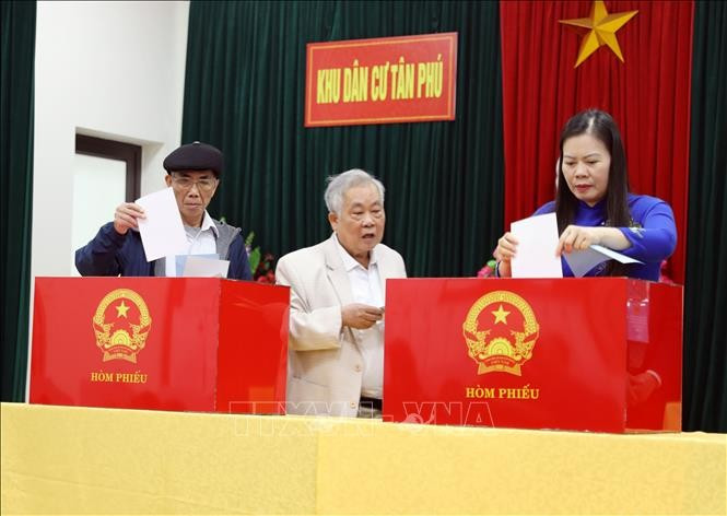 Des électeurs du quartier Viet Tri, province de Phu Tho, participent au scrutin dans la matinée du 15 mars, dans une ambiance enthousiaste, témoignant de leur sens des responsabilités civiques. Photo : VNA.