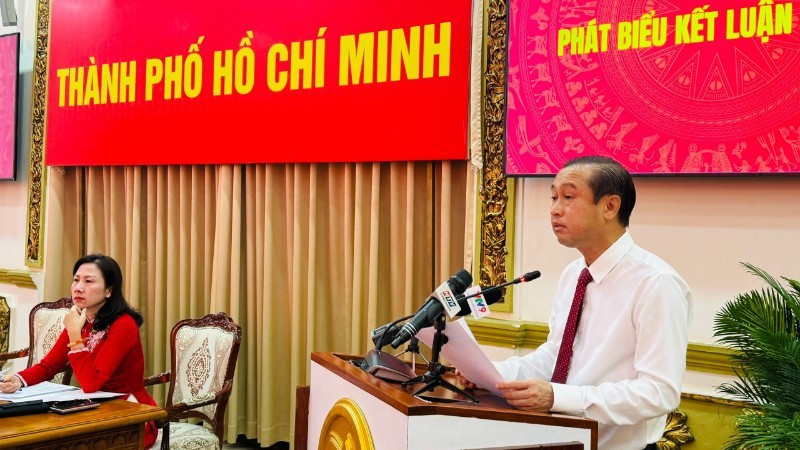 Huynh Thanh Nhan, vice-président du Conseil populaire de Ho Chi Minh-Ville et vice-président du Comité électoral municipal s’exprime lors de la conférence. Photo : Nhân Dân.