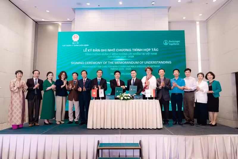 Le Département de la gestion des examens et des soins médicaux du ministère vietnamien de la Santé et la société pharmaceutique Boehringer Ingelheim Vietnam signent un programme de coopération visant à renforcer la prise en charge des maladies non transmissibles au Vietnam pour la période 2026-2028.