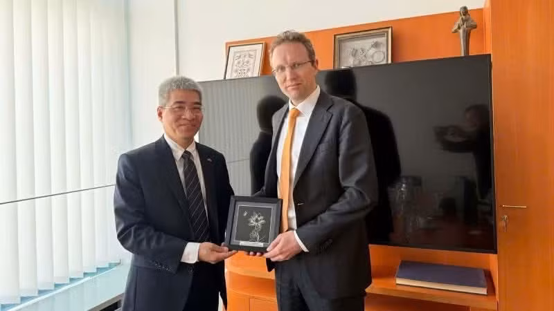 L’ambassadeur Nguyen Dac Thanh et Alexander Eberl, conseiller général pour la politique étrangère et de sécurité à la Chancellerie fédérale allemande.