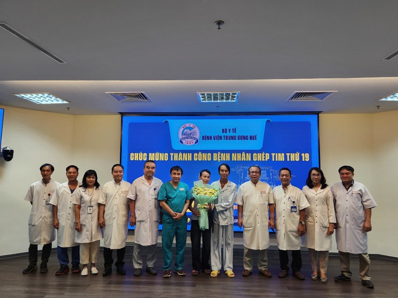L’hôpital central de Huê a accueilli le patient et l’a félicité pour sa transplantation cardiaque réussie, le 4 août. Photo : VNA.