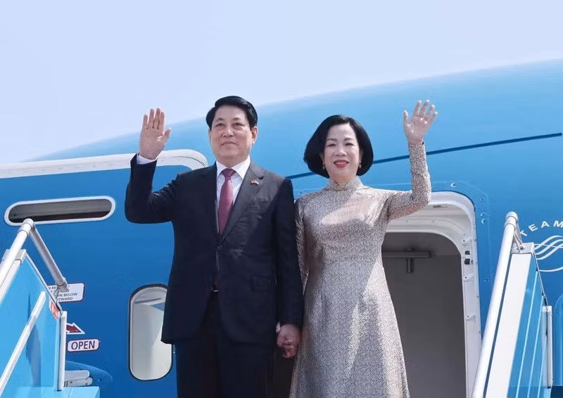 Le président vietnamien Luong Cuong et de son épouse quittent Hanoi pour l'Egypte et l'Angola. Photo : VNA.