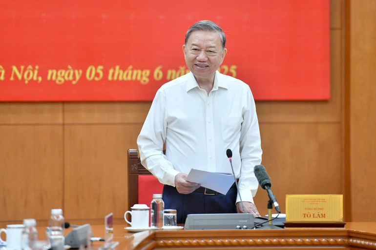 Le secrétaire général du Parti communiste du Vietnam, To Lam s'exprime lors de la réunion. Photo : NDEL.