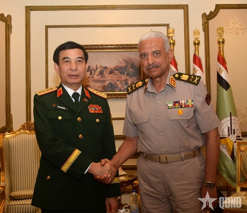 Le général Phan Van Giang (à gauche), ministre vietnamien de la Défense, et son homologue égyptien, le général Abdel Mageed Saqr. Photo: QDND.