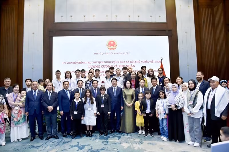 Le président vietnamien Luong Cuong et son épouse rencontrent des Vietnamiens résidant en Égypte. Photo: Nguyen Tuan.