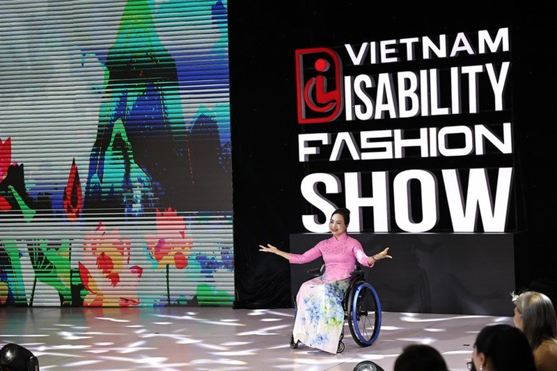 Des mannequins en situation de handicap présentent, avec assurance et professionnalisme, cinq collections de mode conçues pour s’adapter à leur morphologie et à leur personnalité. Photo : VNA.
